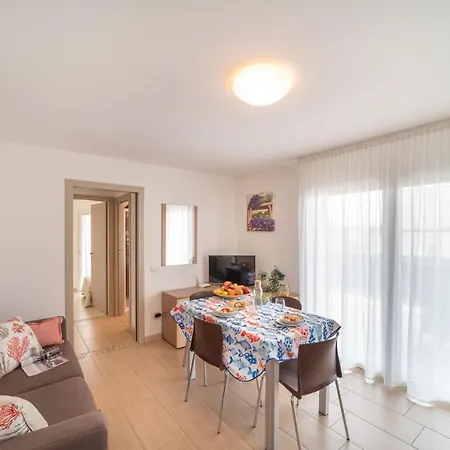 Elegant Monica 2 Two Bedroom C6 Sleeps 6 *